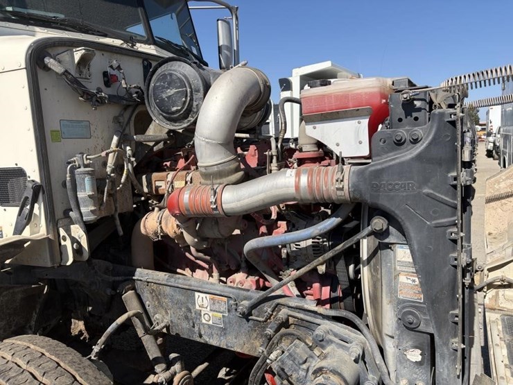 2015-peterbilt-365-image-11