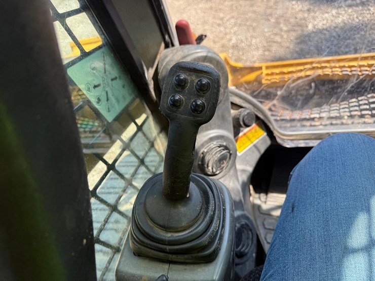 2015-caterpillar-277d-image-24