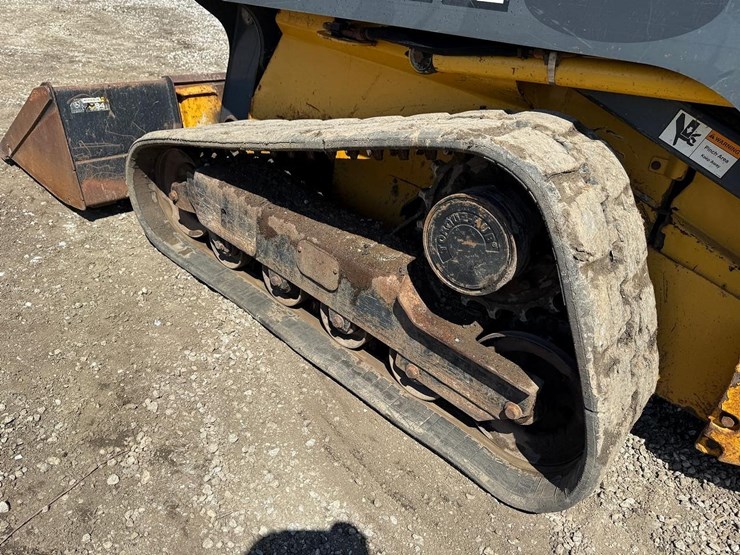 deere-323d-image-16