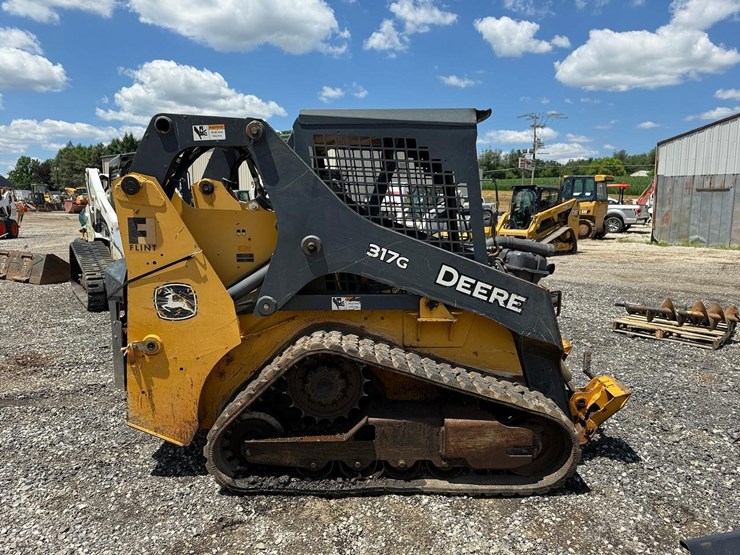 2016-deere-317g-image-5