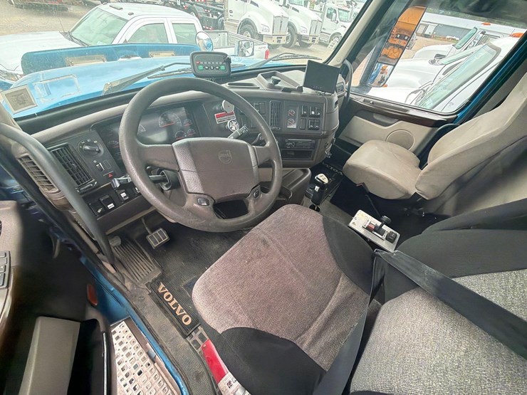 2012-volvo-vhd64-image-15