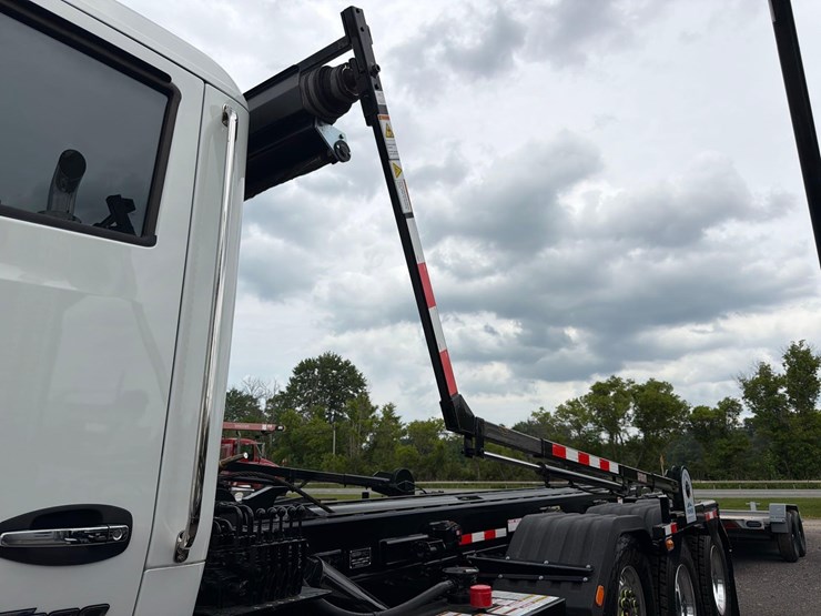 2025-kenworth-t880-image-19