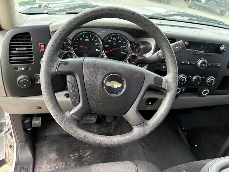 2013-chevrolet-silverado-2500-image-12