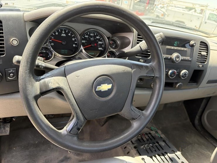 2011-chevrolet-silverado-2500-image-13