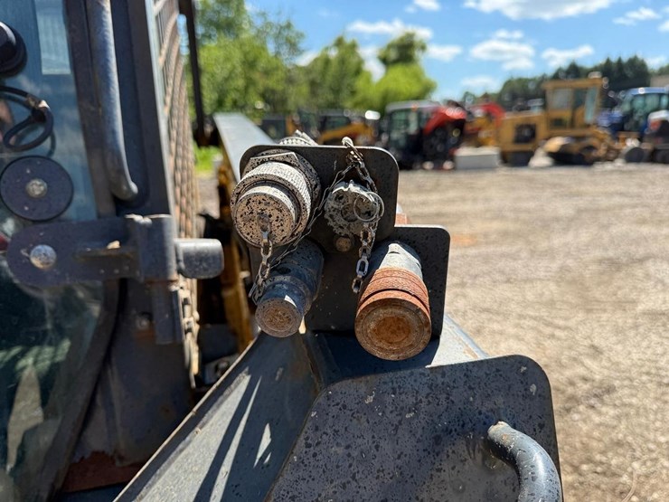 deere-323d-image-11
