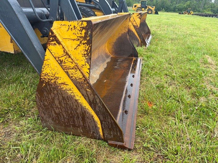 2021-john-deere-310-image-12