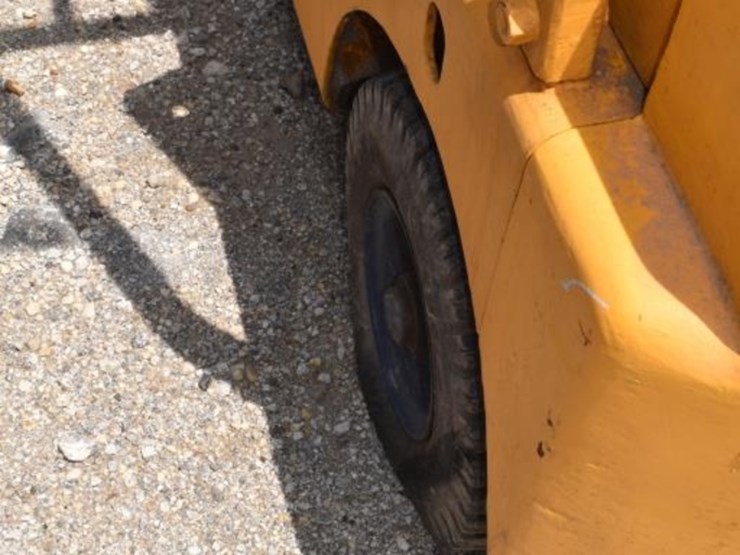 white-forklift-(not-running)-(serial-#-not-found)-(showing-appx-1,745-hours-image-9