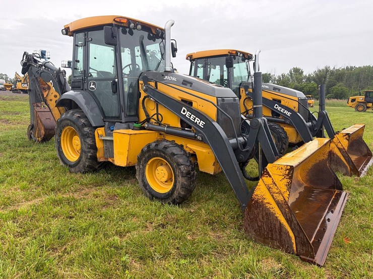 2021-john-deere-310-image-3