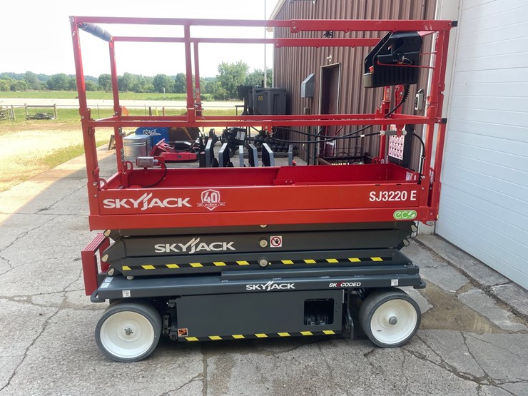 #102-•-2025-skyjack-sj3220e-scissors-lift-image-3