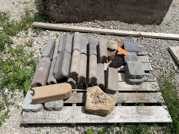 #4883-•-pallet-of-landscape-edgers-image-2