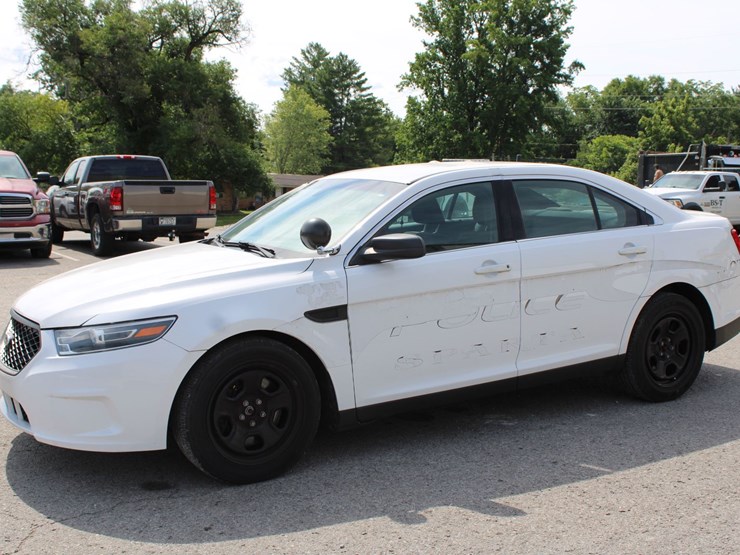 2018-ford-taurus-police-interceptor-vin:1fahp2mk2jg104624-image-1