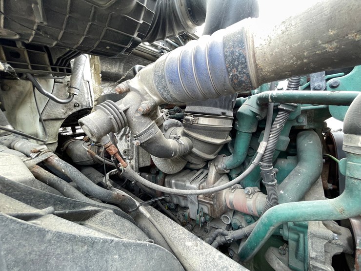 2011-volvo-10-image-31