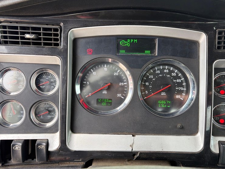 2013-kenworth-t880-image-23