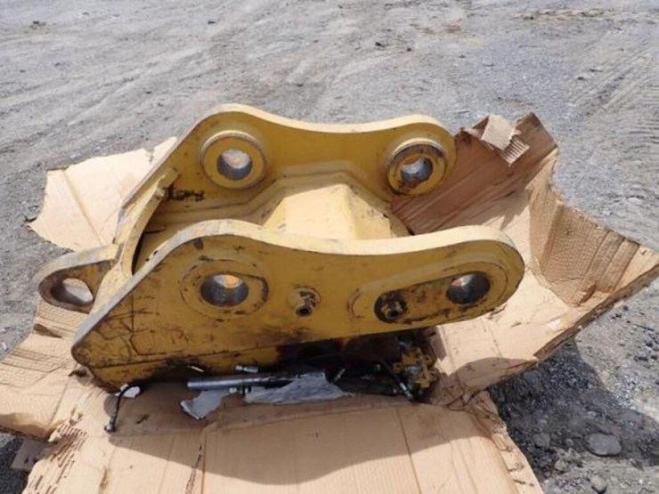 caterpillar-hydraulic-quick-coupler-image-8