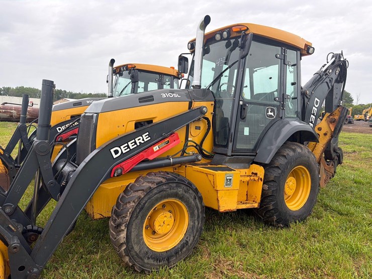 2021-john-deere-310-image-2