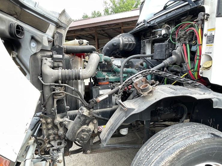 2011-volvo-10-image-23