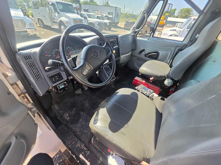 2004-international-durastar-4300-image-14