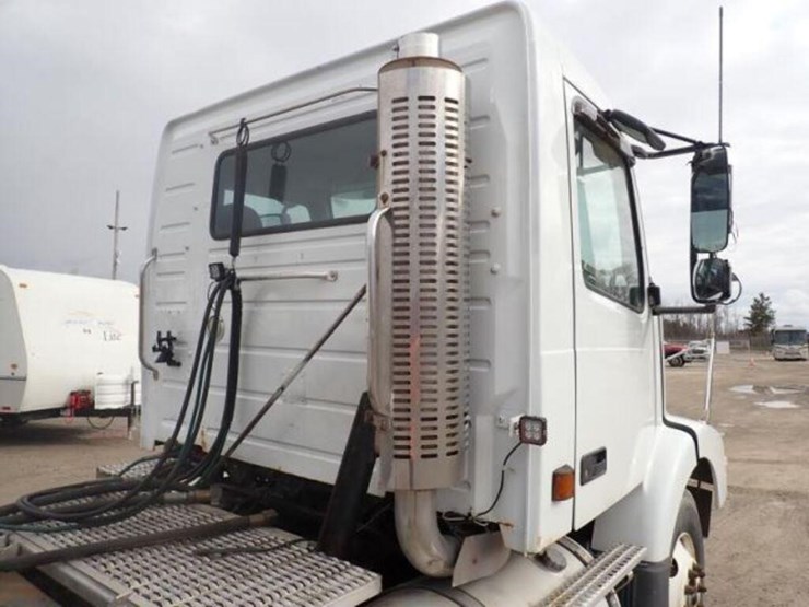 2005-volvo-vn-image-55