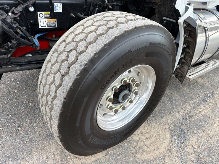 2025-kenworth-t880-image-14