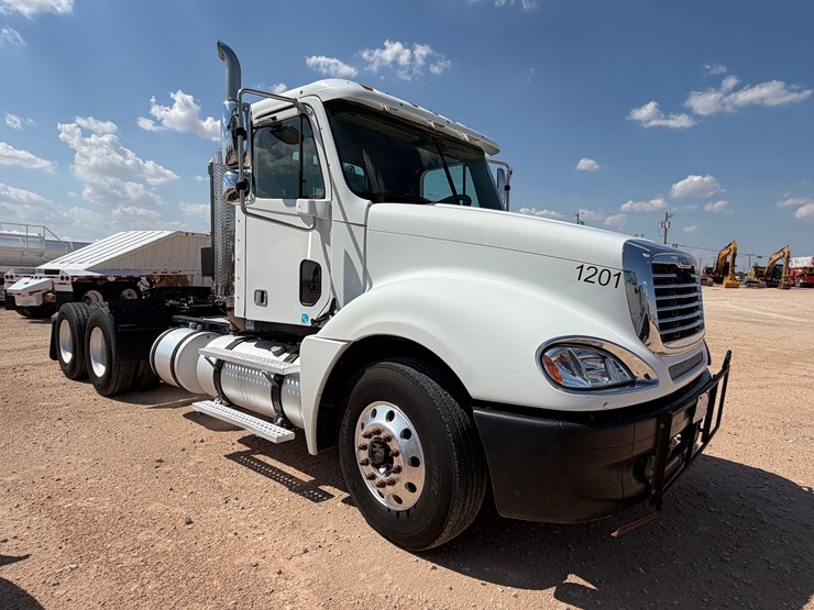 2006-freightliner-columbia-120-image-9