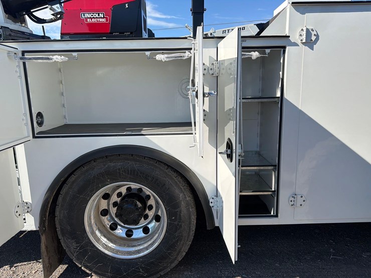 2027-peterbilt-536-image-22