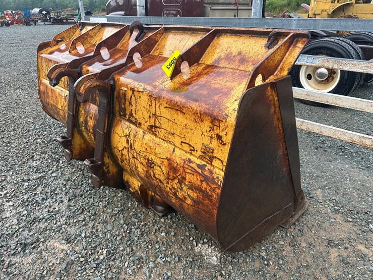 #5093-•-approx.-120"-loader-bucket-image-2