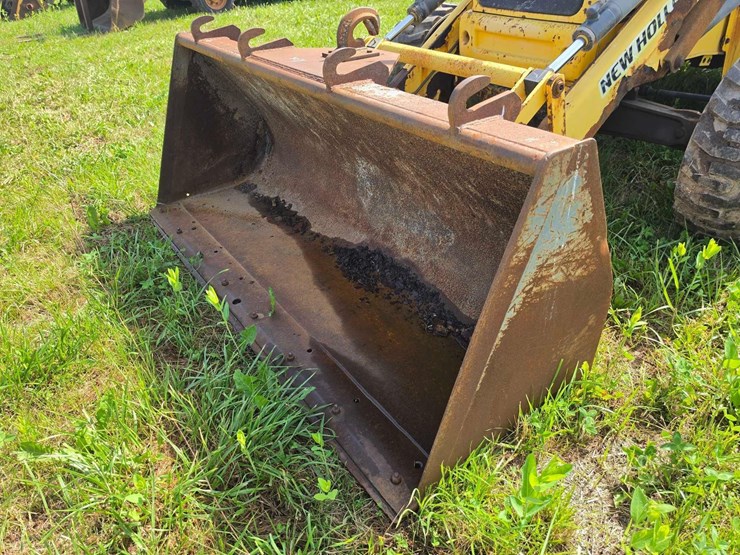 new-holland-b95-image-14