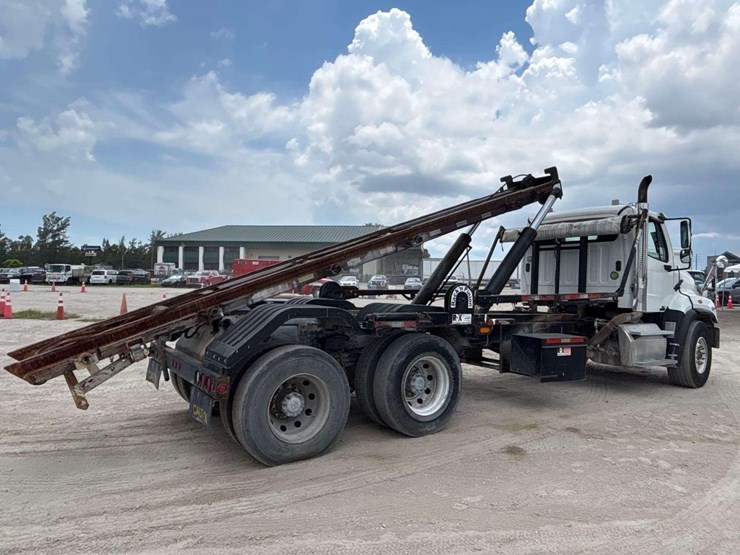 2014-freightliner-114sd-image-3