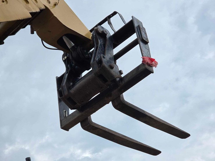 caterpillar-th580b-image-8