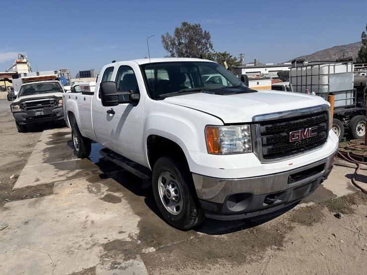 2012-gmc-sierra-2500-image-2