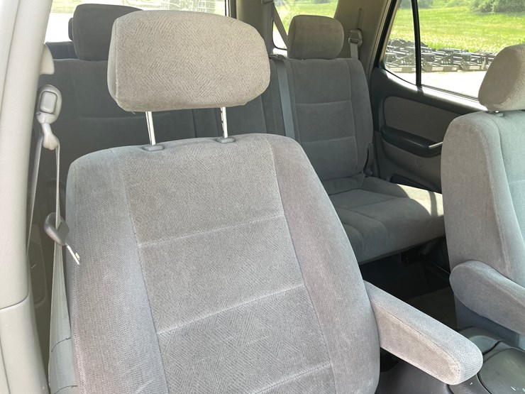 2003-toyota-sequoia-image-73
