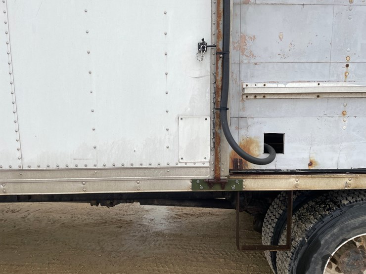 #100-•-2005-freightliner-corp-business-class-m2-straight-truck-(has-wi-title)-image-42
