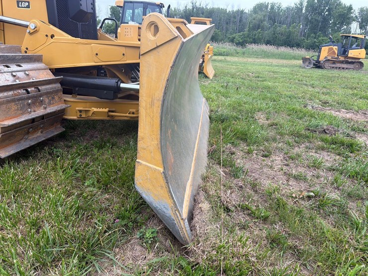 2026-caterpillar-d6-image-17