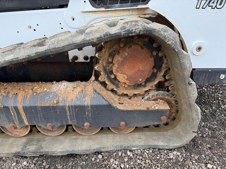 2019-bobcat-t740-image-18
