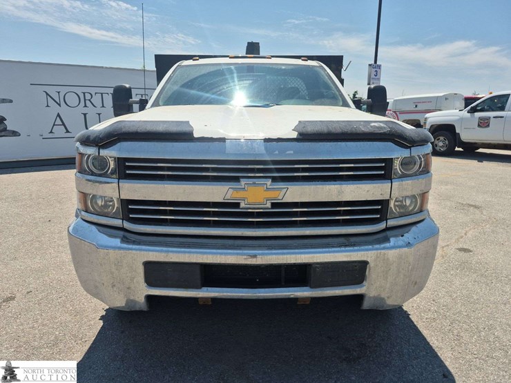 2015-chevrolet-silverado-3500hd-image-2