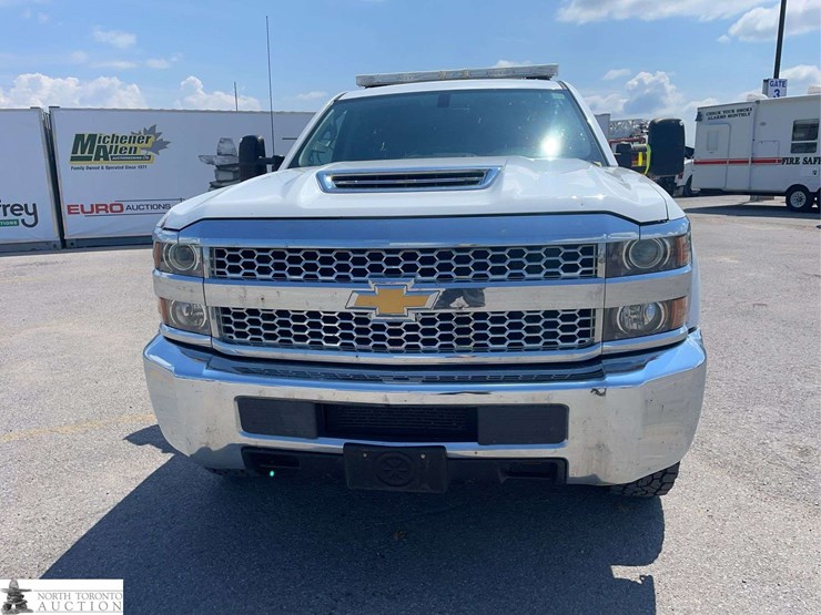 2019-chevrolet-silverado-2500hd-image-2