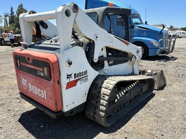 2016-bobcat-t740-image-3