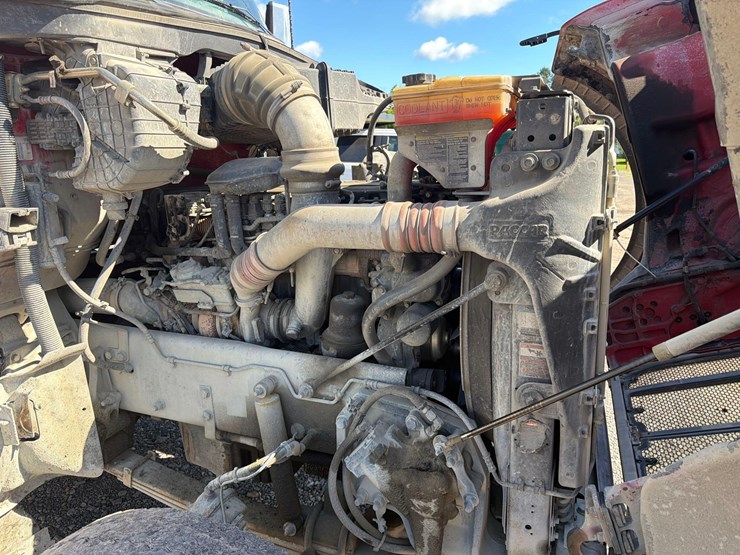 2017-peterbilt-567-image-15
