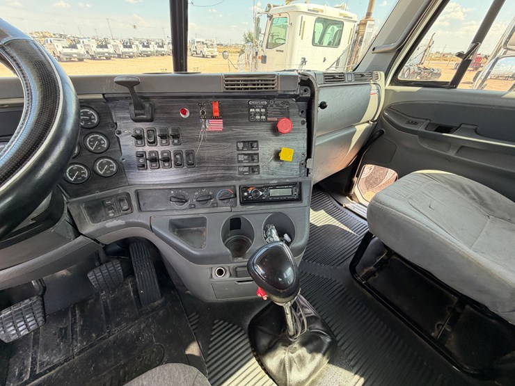 2006-freightliner-columbia-120-image-14