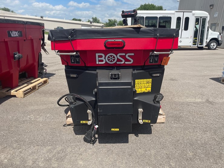 #4887-•-boss-vbx+-8000-poly-salt-spreader-image-2