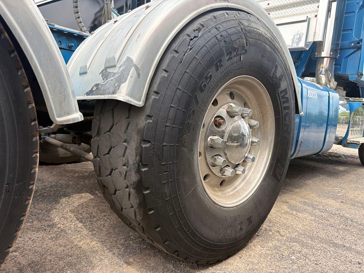 2012-volvo-vhd64-image-11