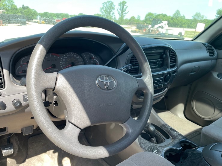 2003-toyota-sequoia-image-78