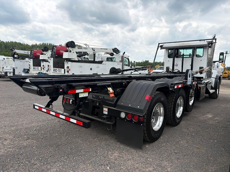 2025-kenworth-t880-image-4