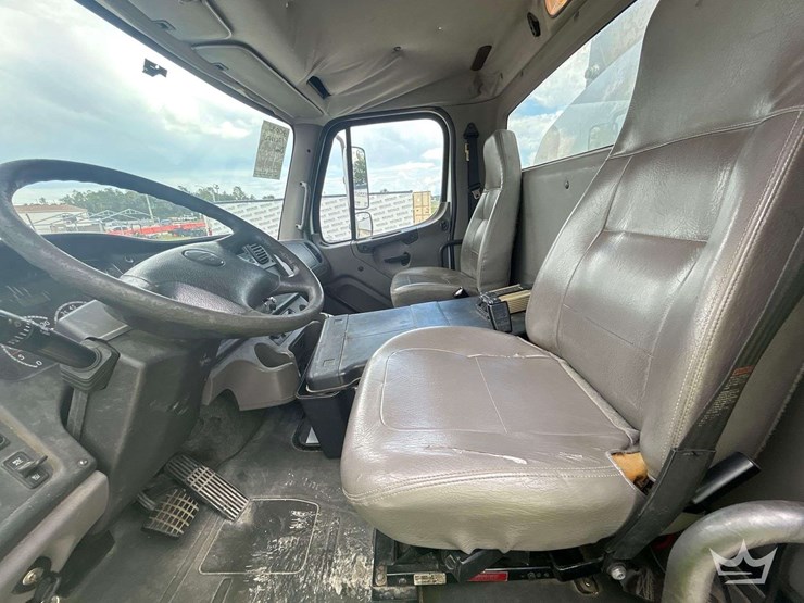 2009-freightliner-m2-106-image-21
