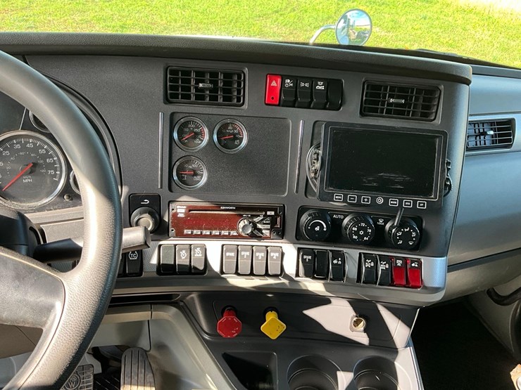 2021-kenworth-t880-image-17