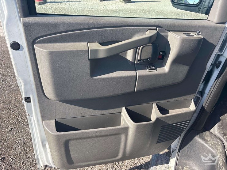 2016-chevrolet-express-2500-image-11