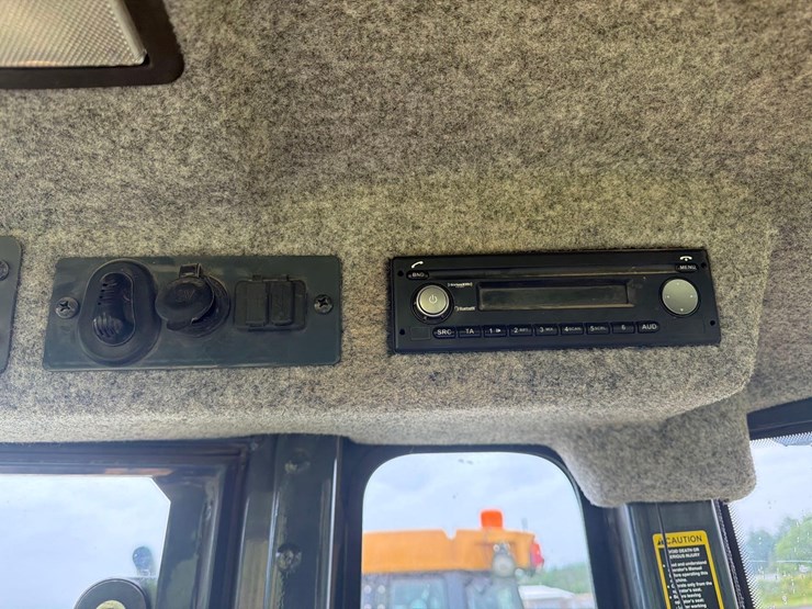 2021-john-deere-310-image-24