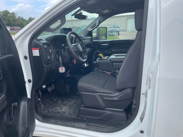 2021-chevrolet-3500-image-36