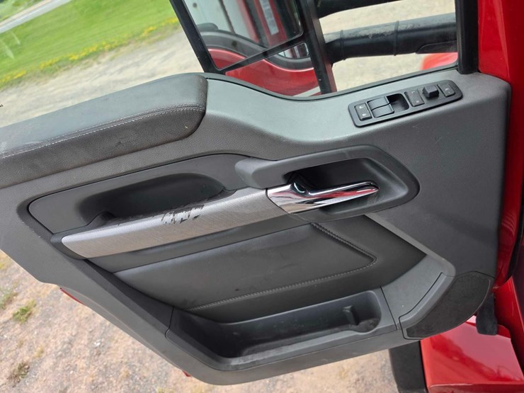 2015-kenworth-t880-image-21