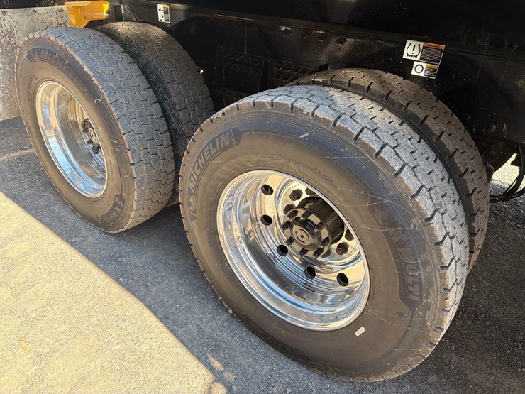 2026-peterbilt-567-image-9